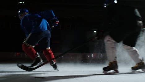 Dos-Hombres-Jugando-Hockey-En-Pista-De-Hielo.-Hockey-Dos-Jugadores-De-Hockey-Luchando-Por-El-Disco.-Disparo-De-Cámara-Steadicam